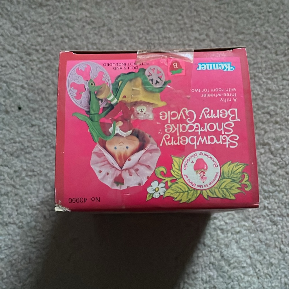 NIB Vintage Strawberry Shortcake Berry Cycle - Picture 2 of 3